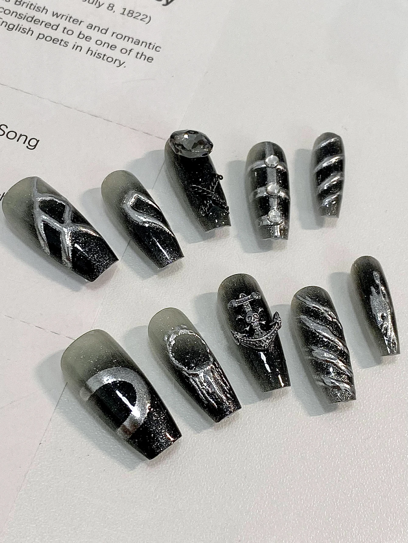 10 أظافر مضغوطة طويلة على شكل لوز Y2K مصنوعة يدويًا، أظافر صناعية سوداء مع أظافر لوز مزينة بأحجار الراين