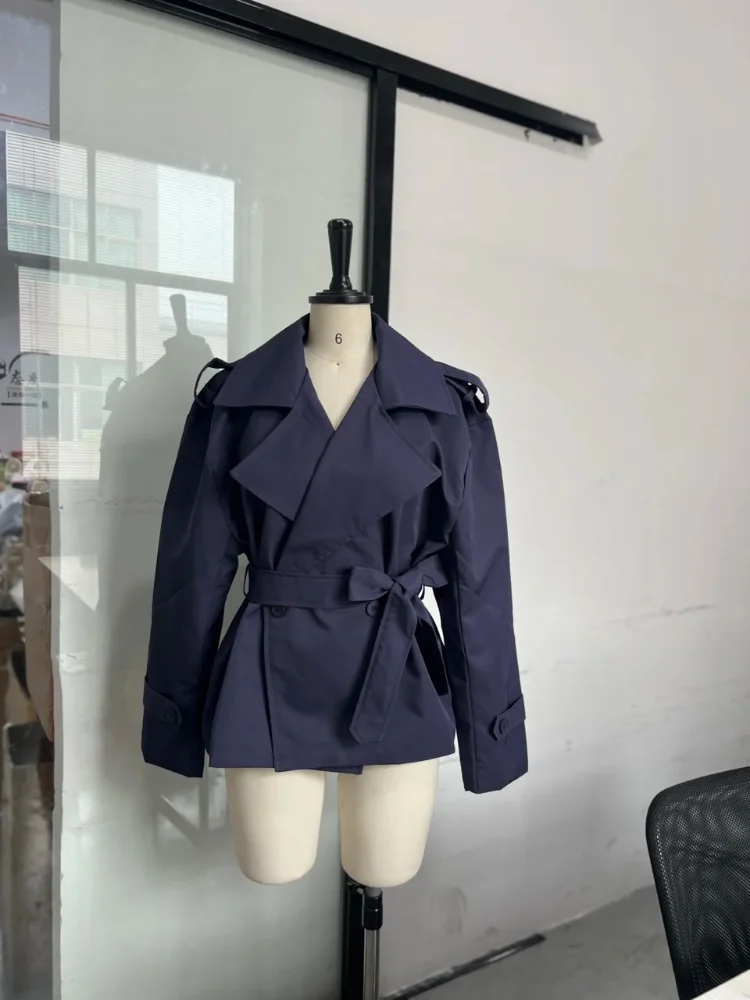 2026 Eleganter Damen-Trenchcoat mit Taillengürtel und Revers, Kurze Boutique-Jacke im Retro-Chic-Stil, Vielseitige Alltags- und Bürokleidung – Detail 5