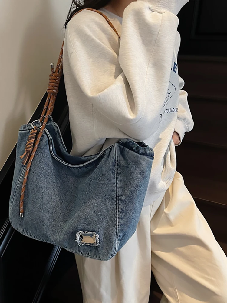 

Джинсовая сумка на плечо для женщин, винтажная большая вместительная сумка для подмышек, новинка 2026, однотонные классные сумки-тоут