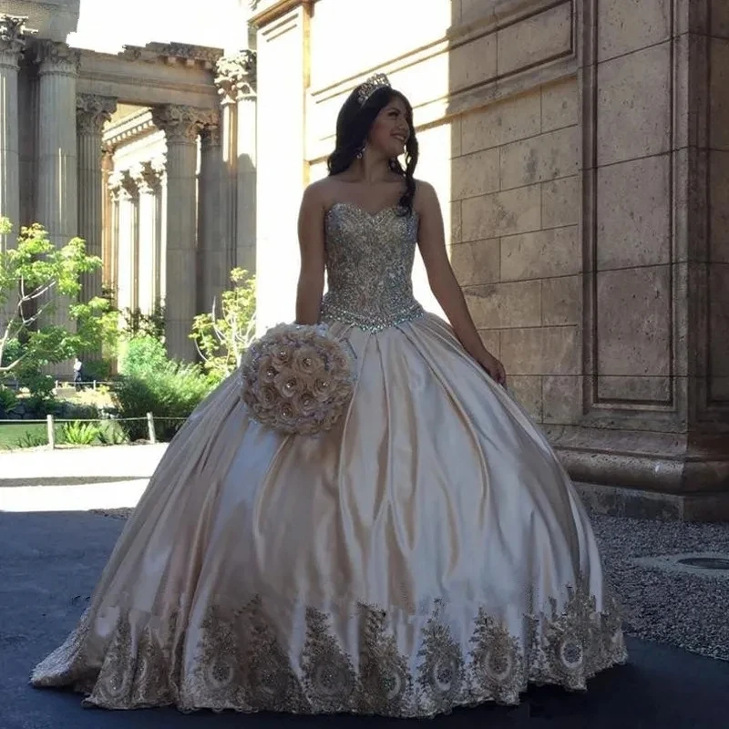 فساتين Quinceanera الفاخرة من الدانتيل الشامبانيا الحلوة 16 2025 ثوب حفلة كريستالي من الساتان حفلة تنكرية فيستدوس 15 أنوس فساتين حفلات مخصصة