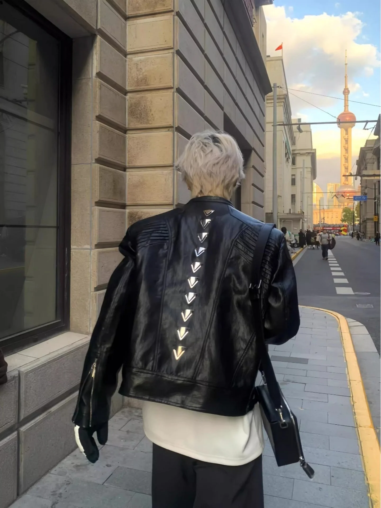 

Мужская укороченная куртка из искусственной кожи с металлическим декором в виде грудной клетки, в уличном стиле, весенняя модная верхняя одежда на молнии