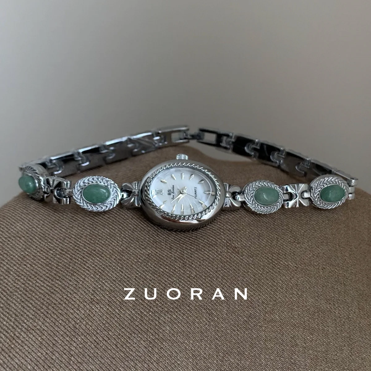 A sophisticated and stylish quartz watch made of green jade in a modern Chinese style, perfect as a gift for women.