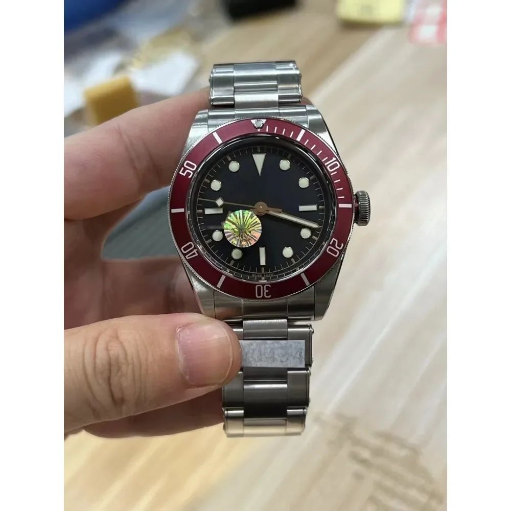 

Новые часы TR Pelagos Style с белым циферблатом, черным безелем и премиальным ремешком