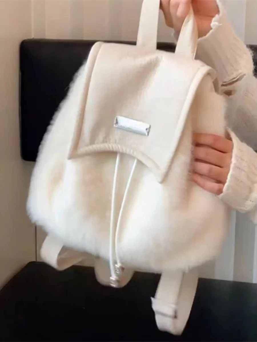 2025 Nova mochila branca de pelúcia para estudantes universitários no outono e inverno – bolsa de ombro peluda elegante versátil
