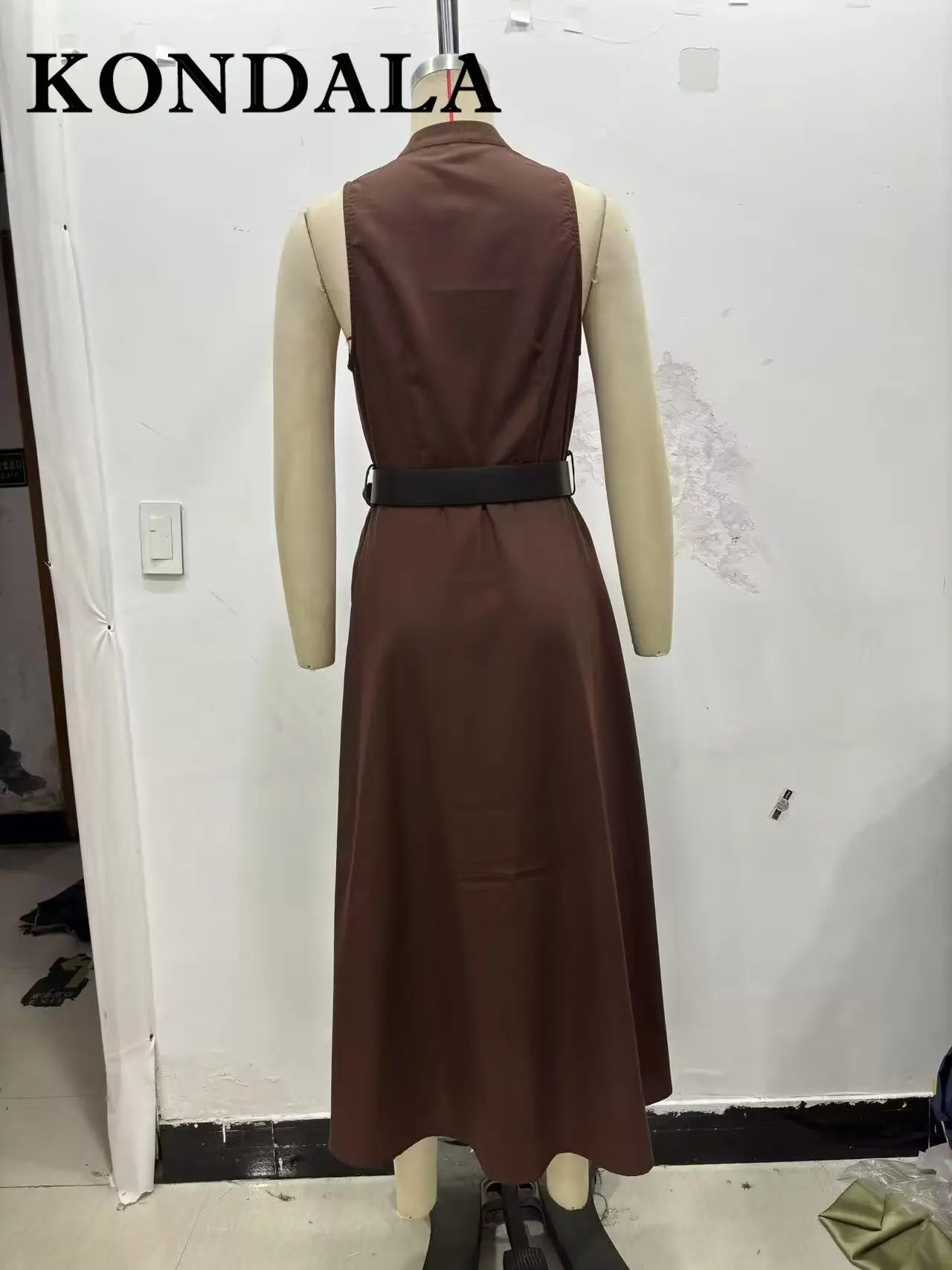 Kondala vintage marrom mulher vestidos único breasted sem mangas faixas vestido plissado moda 2025 verão streetwear vestidos longos