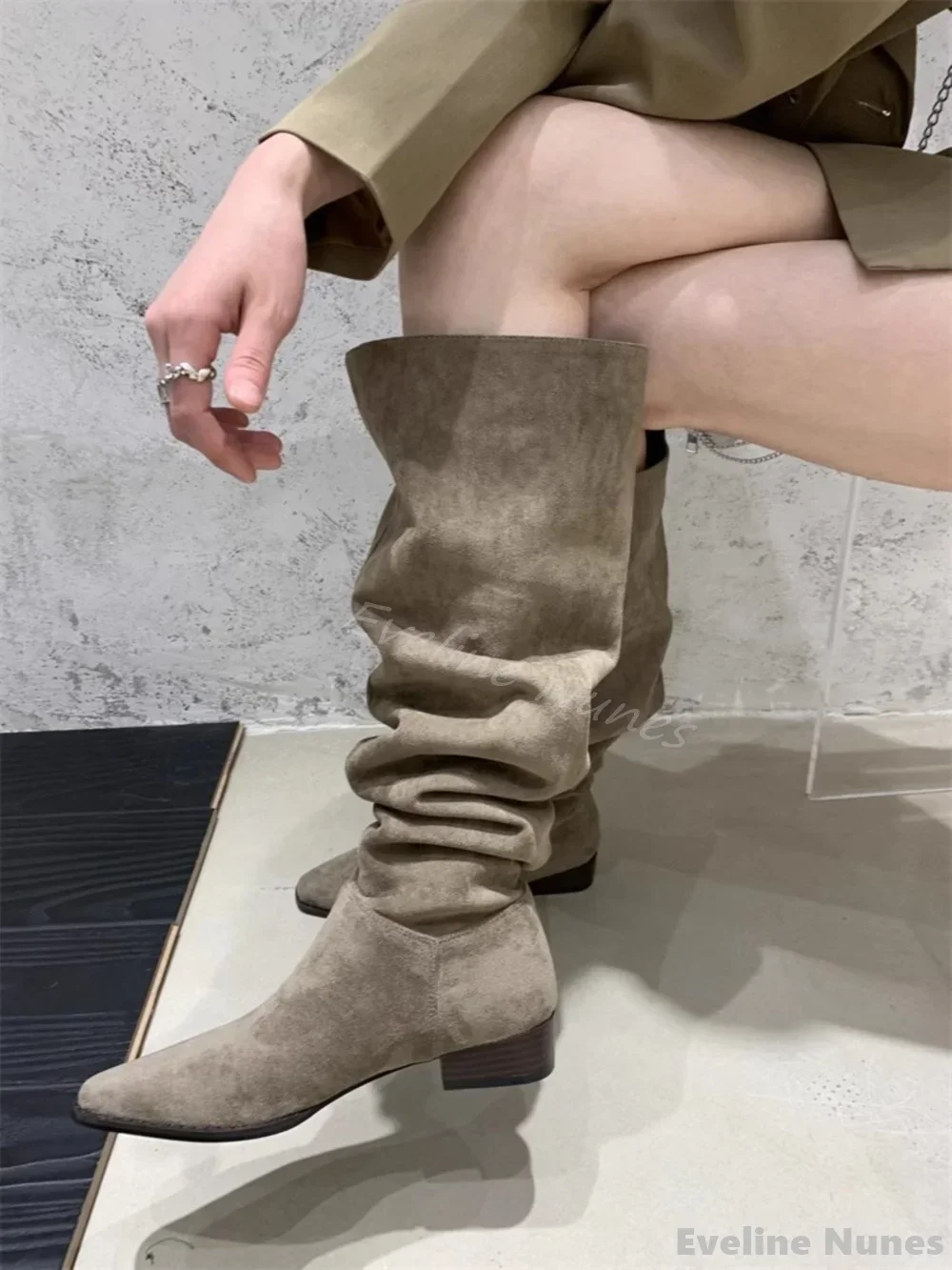 

Retro Suede Pleated Rider Boots Women Pointed Toe Chunky Heel Slip On Over The Knee Boots 2025 Winter New Fashion Knee High Boot