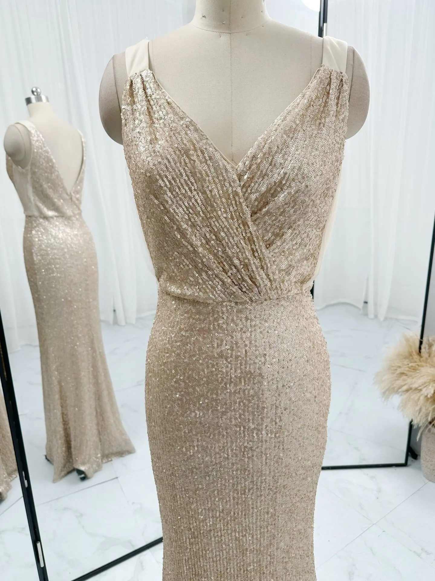 Champagne Sexy Sequins Deep V -Neck Slimmed Body Mermaid Performance Evening Dress M1900