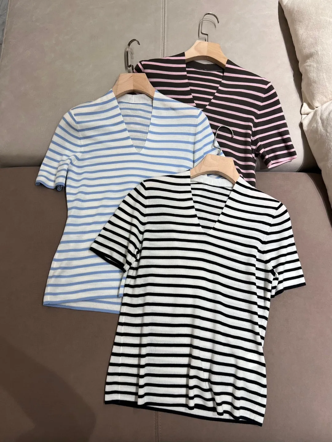 

Early spring new V-neck striped ultra-fine wool short sleeve top