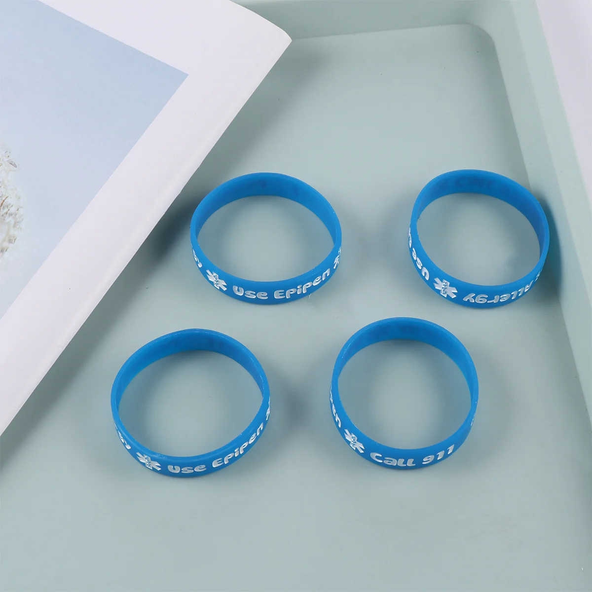 4 Buah Gelang Peringatan Medis Silikon untuk Set Gelang Fleksibel Tebal dan Aman, Hadiah Pesta, Pengisi Tas Goodie