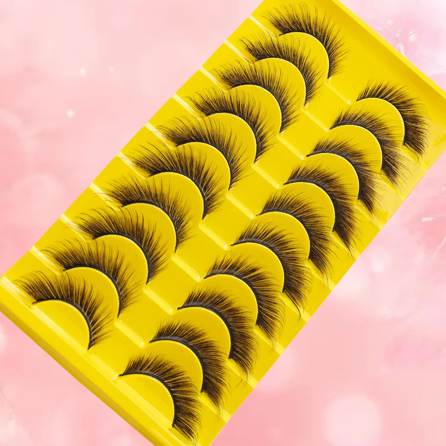 10 par efektownych makijaży oczu w stylu mango z pełnymi rzęsami 3D, podkreślających uroczystość oczu.