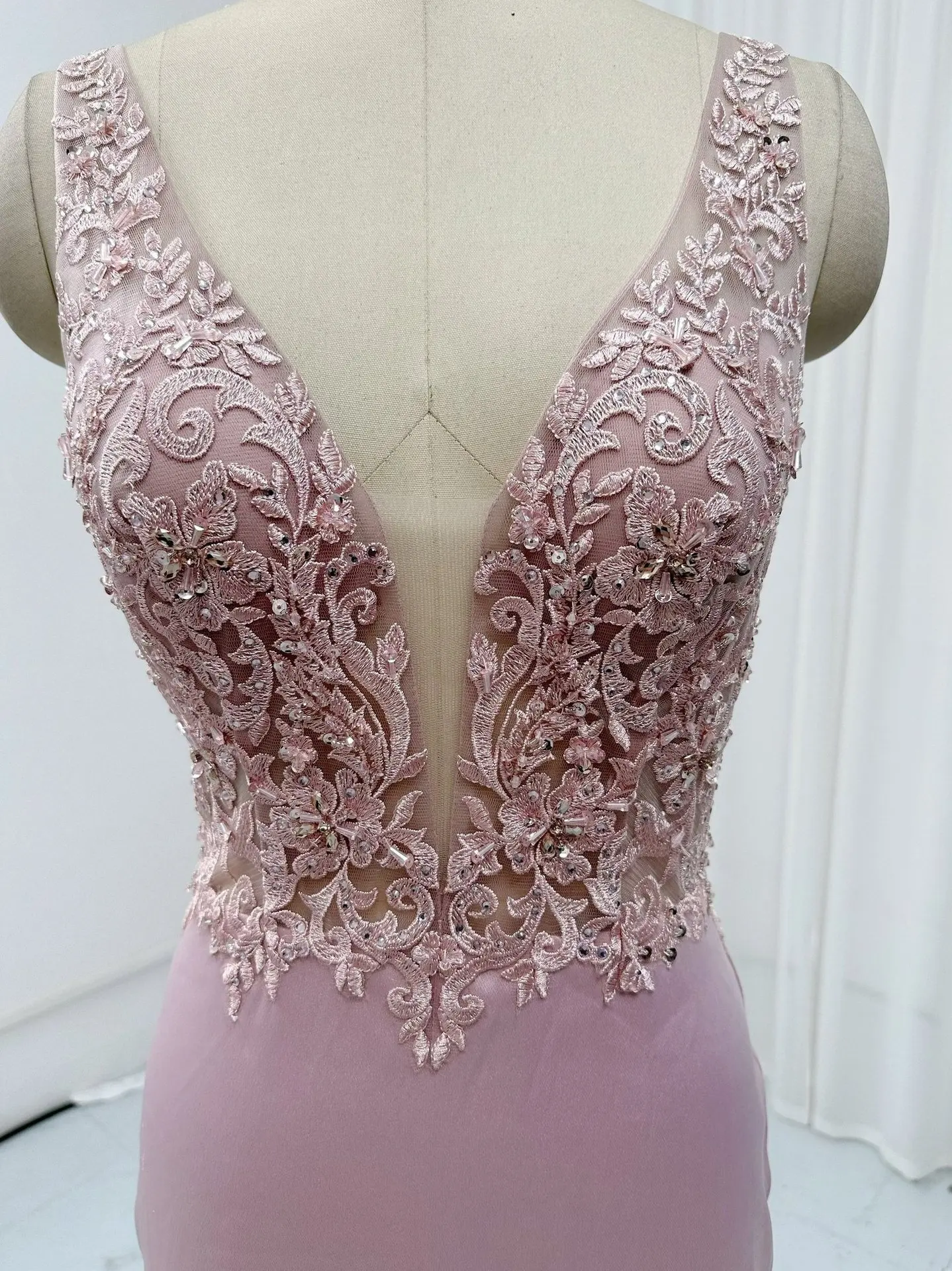 Vestido de noche de cola delgada de sirena expuesta con cuello en V profundo, hombros descubiertos, falda Sexy rosa, M1795