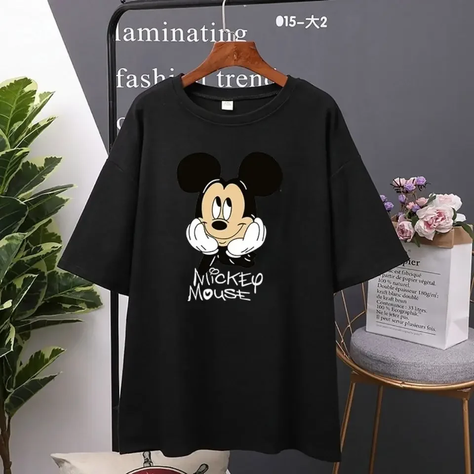 ميكي ماوس 2025 جديد حار أسود تي شيرت الرجال النساء الصيف ملابس علوية من القطن الأيدي على الخدين تشكل نص أبيض طباعة ديزني الكرتون تصميم