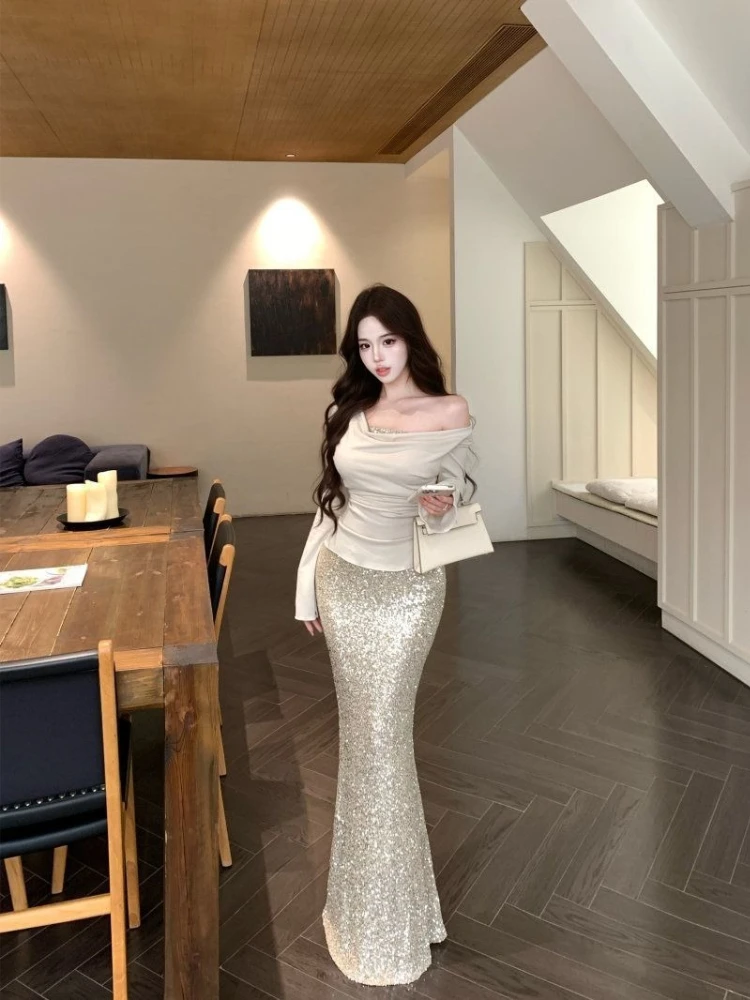 

Женский блестящий комплект из двух предметов: топ с драпировкой на горловине и длинными рукавами, юбка-карандаш фасона «русалка», зимний элегантный наряд