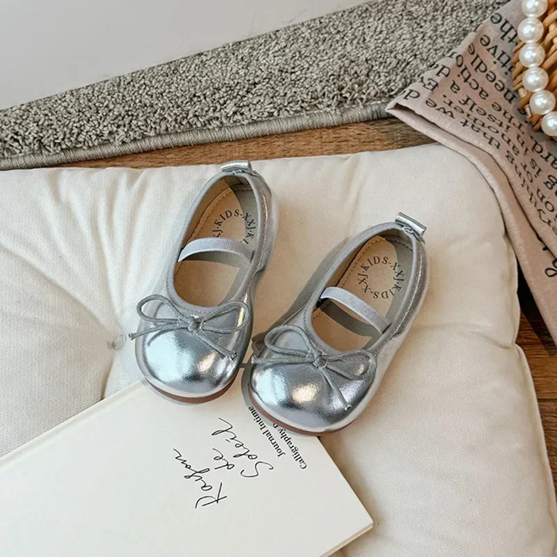 2025 ربيع وخريف جديد الأطفال أحذية من الجلد الصغير للفتيات موضة الكورية لينة القوس المضادة للانزلاق موضة الأميرة حذا فردي للسيدات