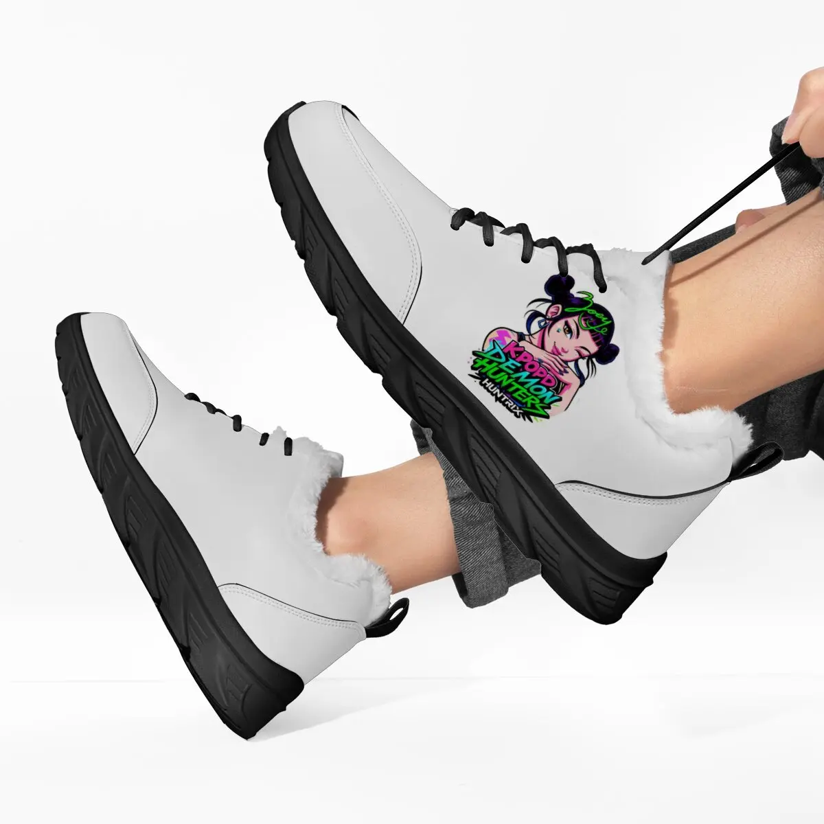 أزياء النساء الفراء الشقق الأبيض فروي اصطف Kpop المعبود الصيادين جيني الجرافيك أحذية رياضية الانزلاق على السيدات الراحة الدافئة أفخم المتسكعون