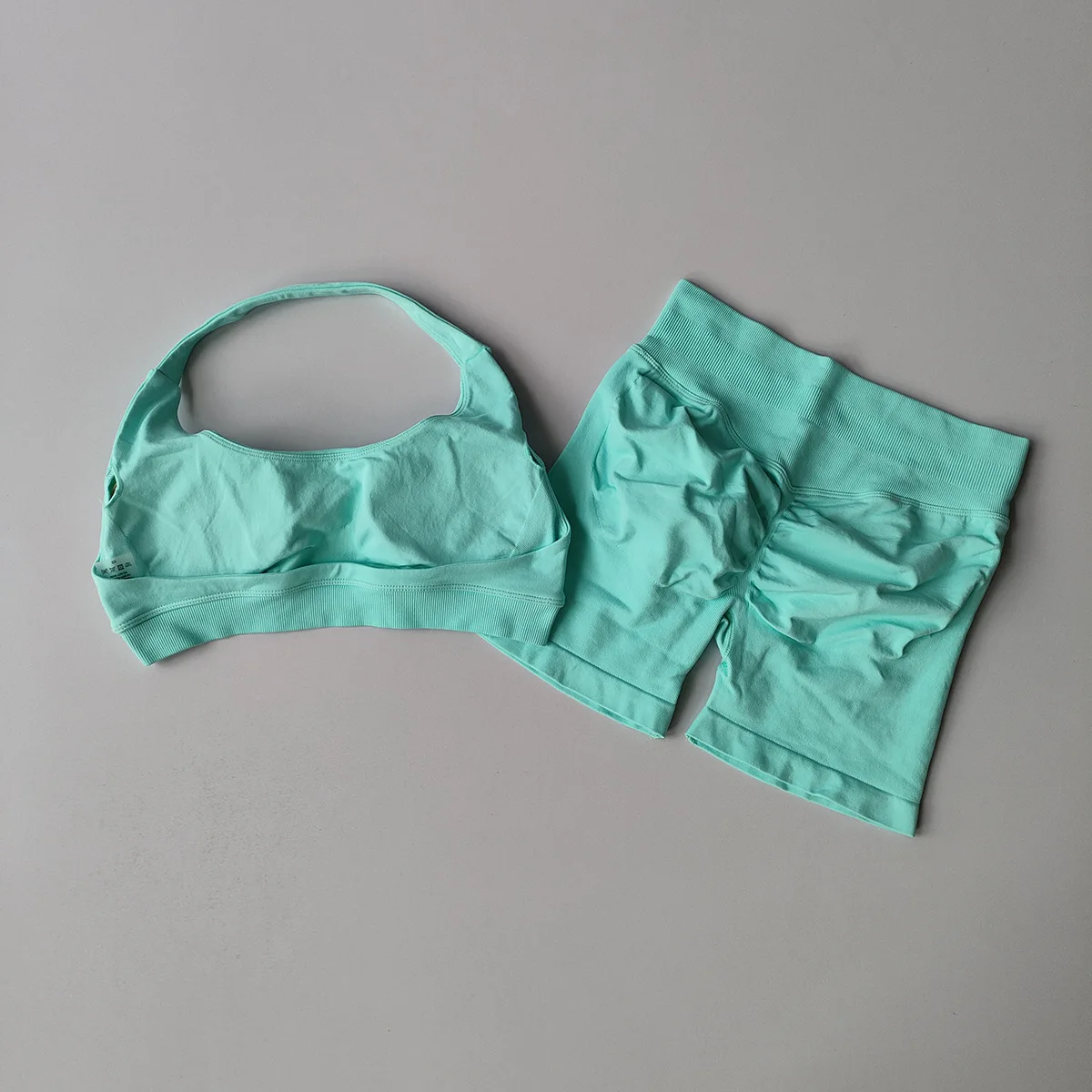 Dámská fitness souprava - sexy sportovní podprsenka s volným zadkem a kraťasy na jógu s vysokým pasem, fitness souprava na běhání v posilovně - náhled 2