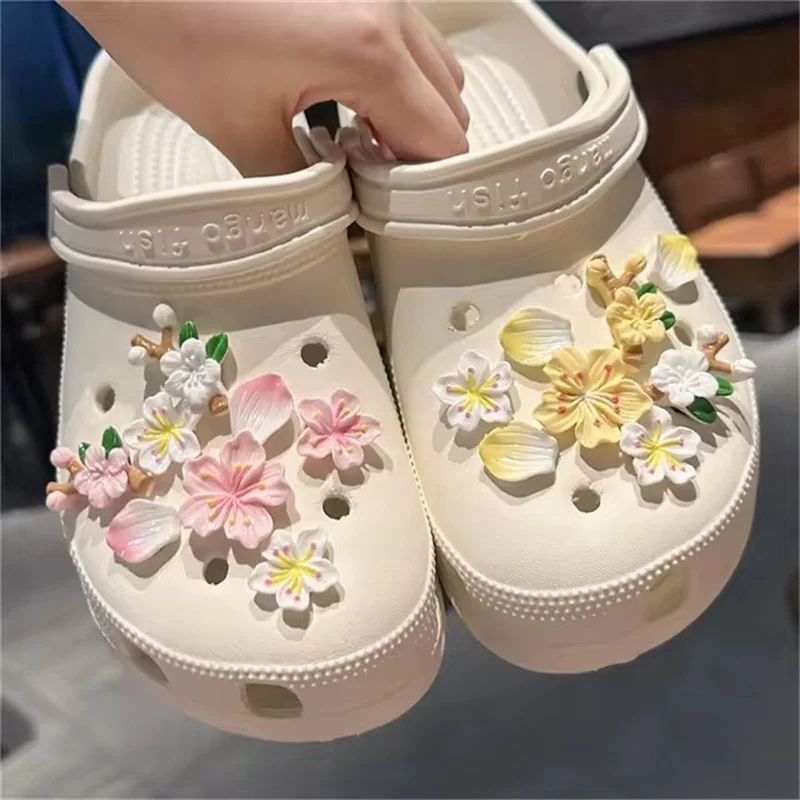 New Fashion Vibrant Multi-Color Flower Series Shoe Charms Detachable Diy Accessories For Clogs, Sandals, Beach Bags Party Gift