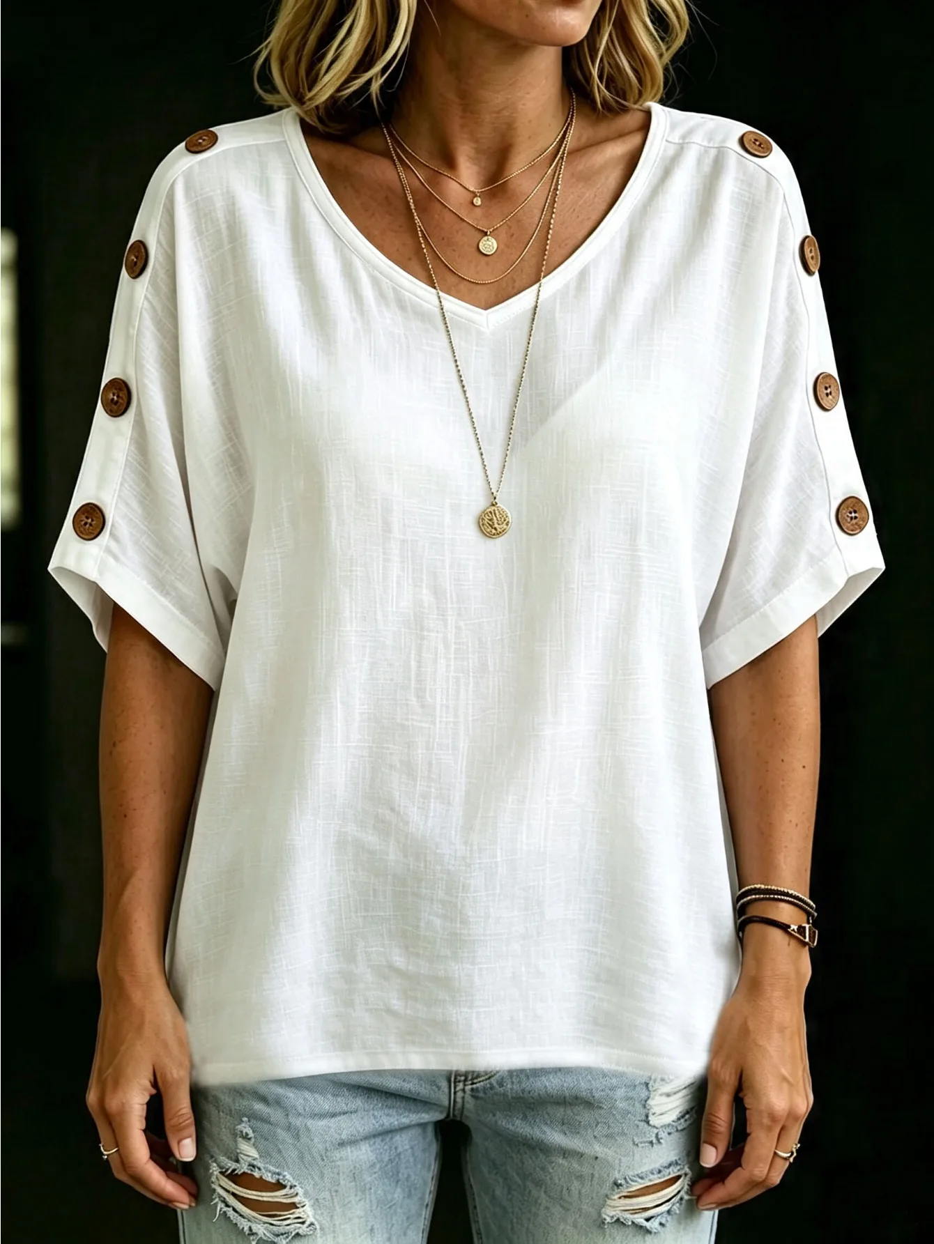 Ein Damen-Pullover-T-Shirt aus 100 % Baumwolle mit V-Ausschnitt und Knöpfen an beiden Seiten, der Stoff ist atmungsaktiv und angenehm zu tragen. – Detail 5