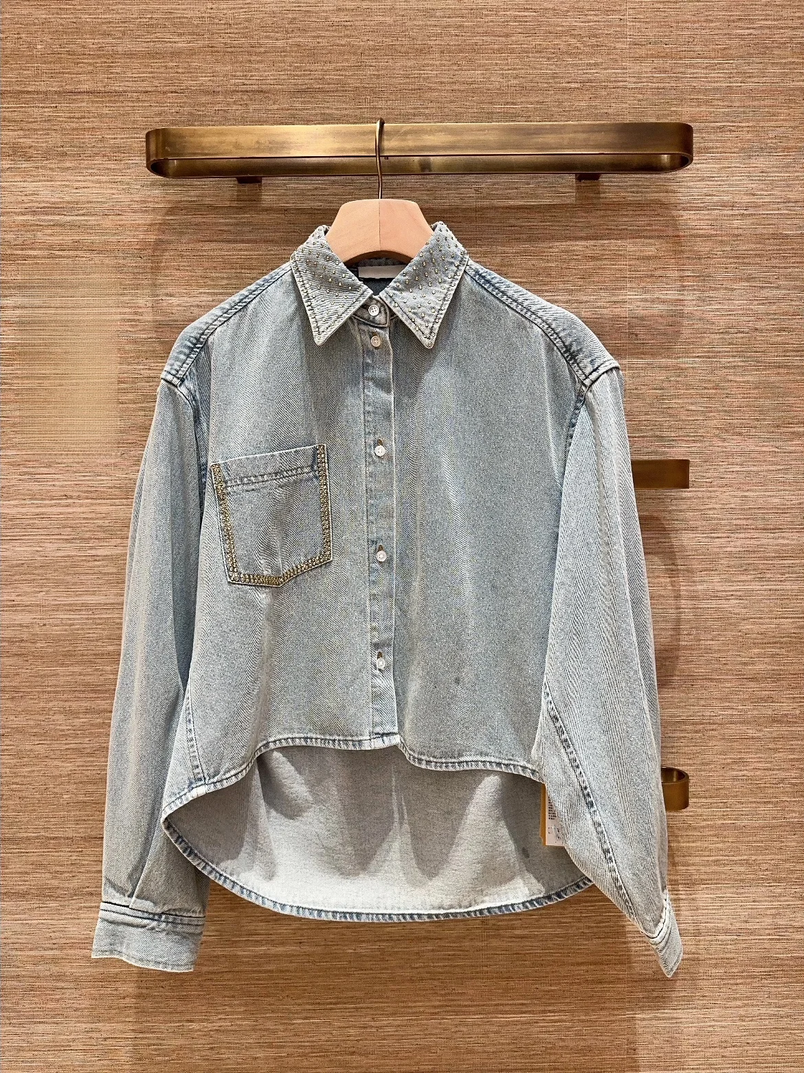 

Модная светло-голубая джинсовая рубашка с воротником, украшенным стразами, на раннюю весну, повседневная, свободного кроя, из хлопка, с длинным рукавом, женская рубашка