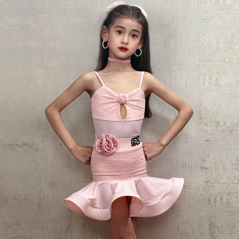 สีชมพูเชือกแขวนคอดอกไม้เต้นรําละตินชุดสองชิ้น,ชุดการแสดงระดับมืออาชีพสําหรับสาวๆ,ชุดเต้นรําละติน,ชุดฝึกซ้อมระดับไฮเอนด์