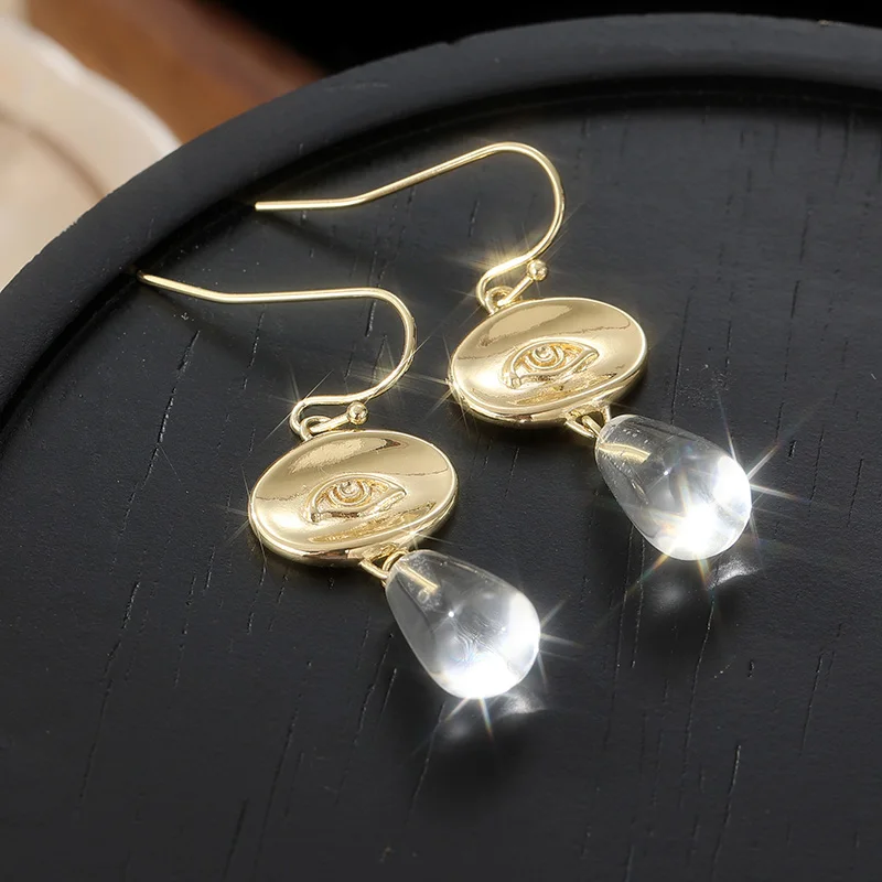 Vintage-Design Hängende Ohrringe mit weißen Steinen für Damen, ethnische goldfarbene Metall-Ohrringe mit handgeschnitztem Muster, baumelnde Ohrringe für Frauen – Detail 4