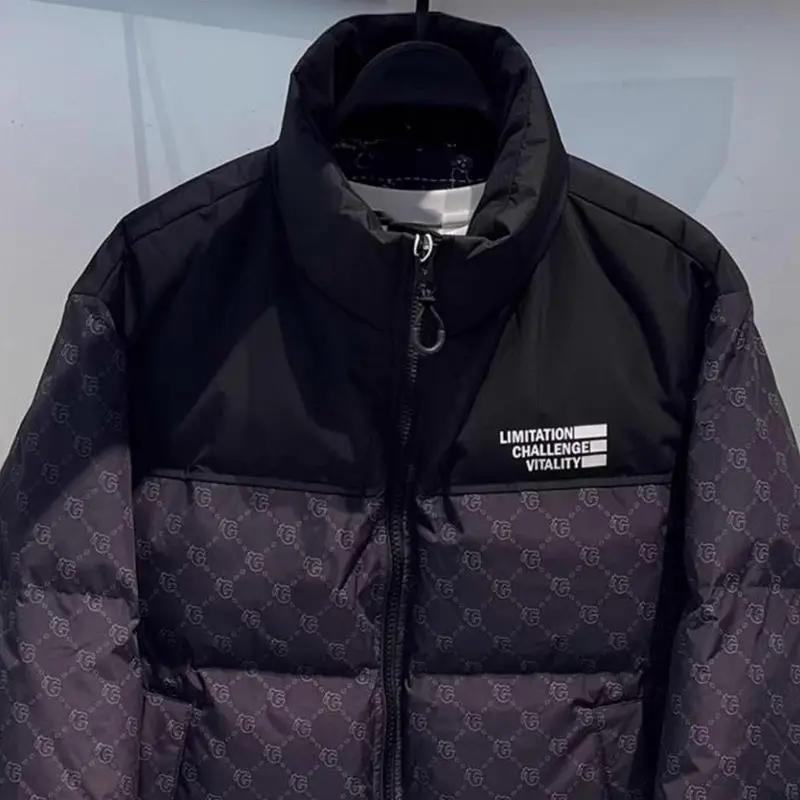 Jaket bulu angsa tebal pendek pria untuk musim dingin 2025, model baru dengan detail sambungan dan motif cetak, tahan angin.