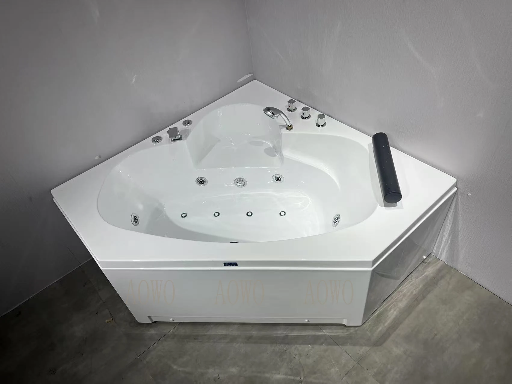 AOWO Foshan بالجملة رخيصة الثمن حوض استحمام زاوية أكريليك نقي مع أنبوب تدليك سبا حصيرة دش مجموعة صغيرة صغيرة