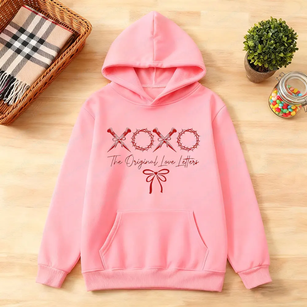 XOXO سويت شيرت بأحرف الحب الأصلية ملابس عيد الحب بفيونكة عيد الحب مطبوعة بقلنسوة كريستيان يسوع ملابس نسائية