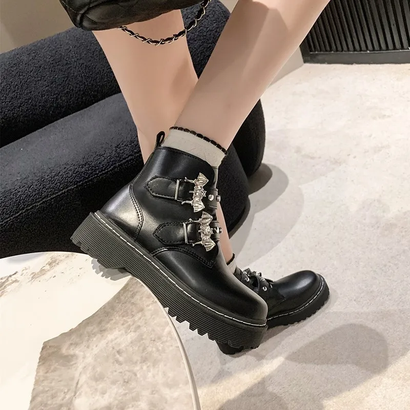 Stivaletti da donna 2024 Fashion Gothic PU Leather Pearl Chain Platform stivaletti neri Punk scarpe Casual in stile britannico per donna