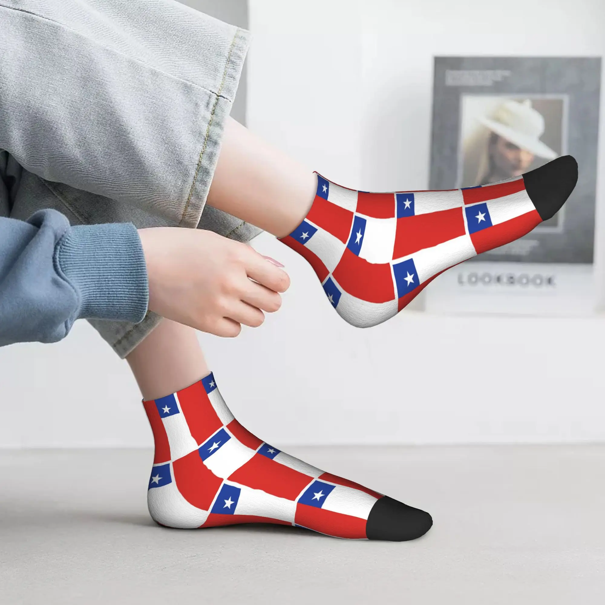 

All Seasons Chile Flag Banner Socks Harajuku Super Soft Sport Middle Tube Socks Soft Hip Hop Stockings for Men Women Gifts