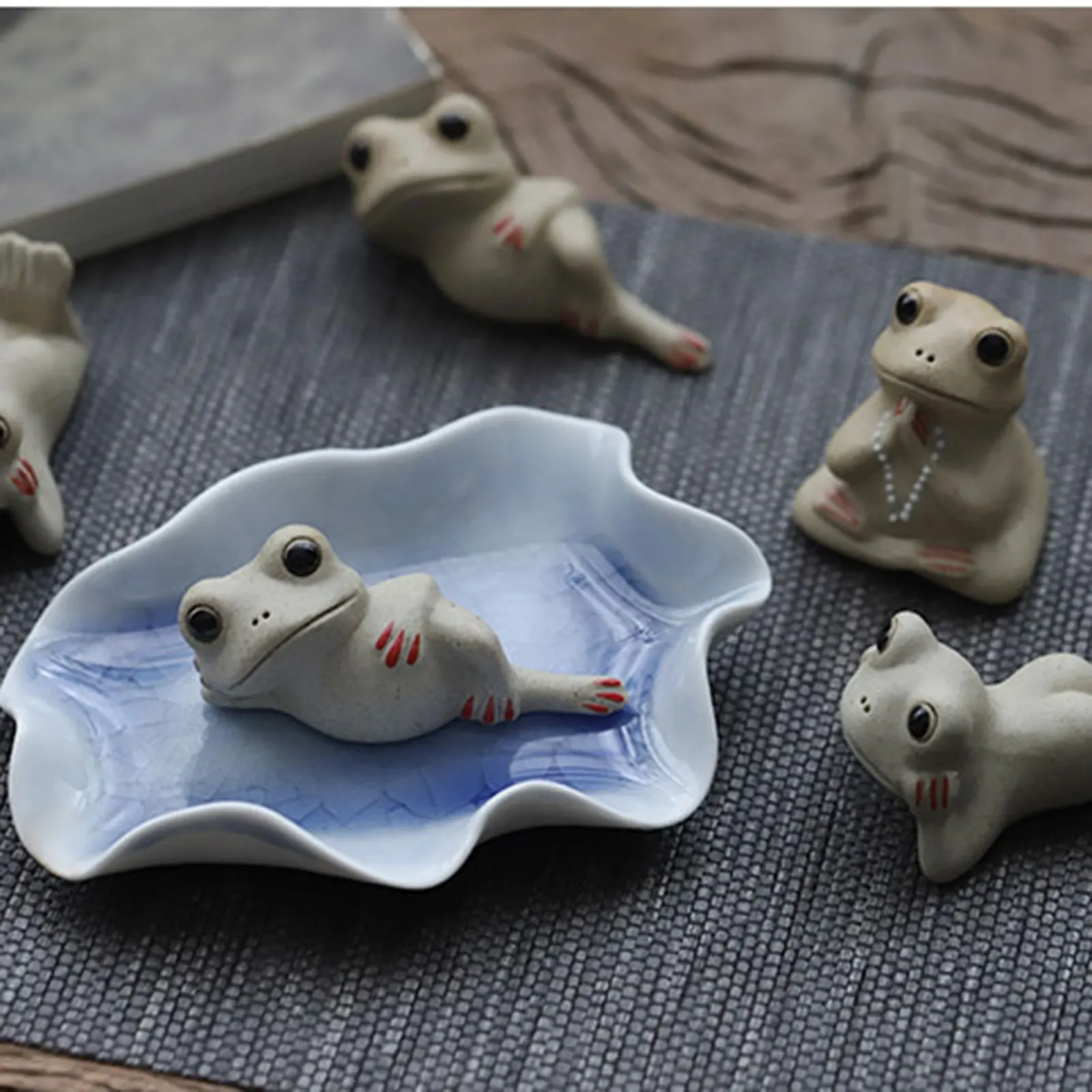 Mini Frog Figurines Tea Pet Figurine Small Animal Statues for Bedroom Graceful Accessories Lovely Miniatures House Accessories