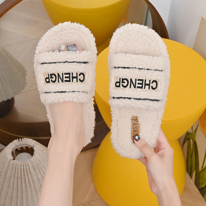 

2025 New Winter Home Shoes Thick Soled Fluffy Slippers Women Luxury Platform Slides Women Outdoor Wear Indoor Household Slippers
