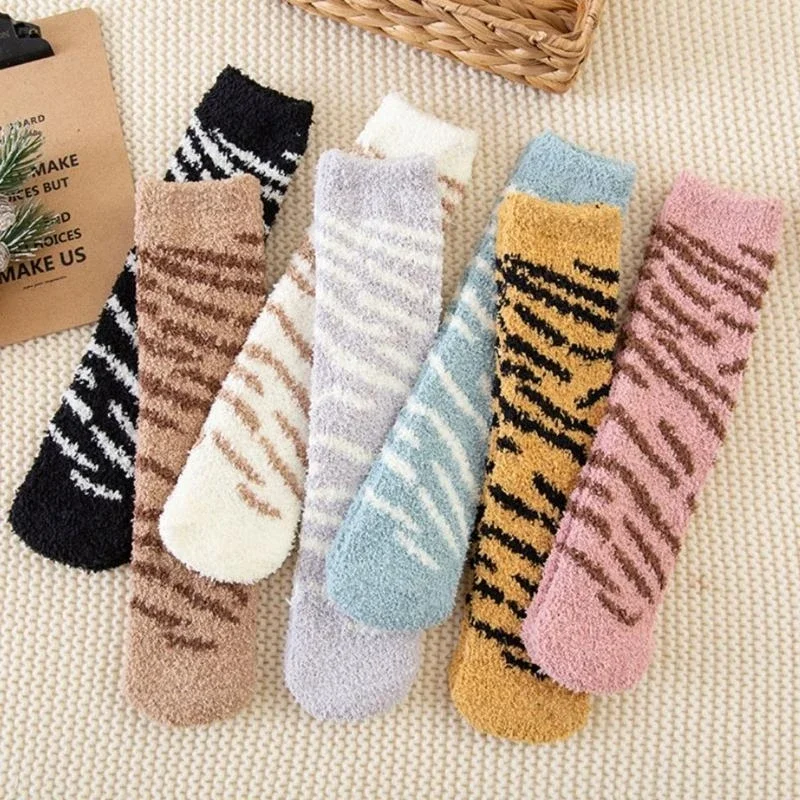 

Женские зимние нечеткие тапочки, носки контрастного цвета в полоску, теплые чулочно-носочные изделия для сна 15UB