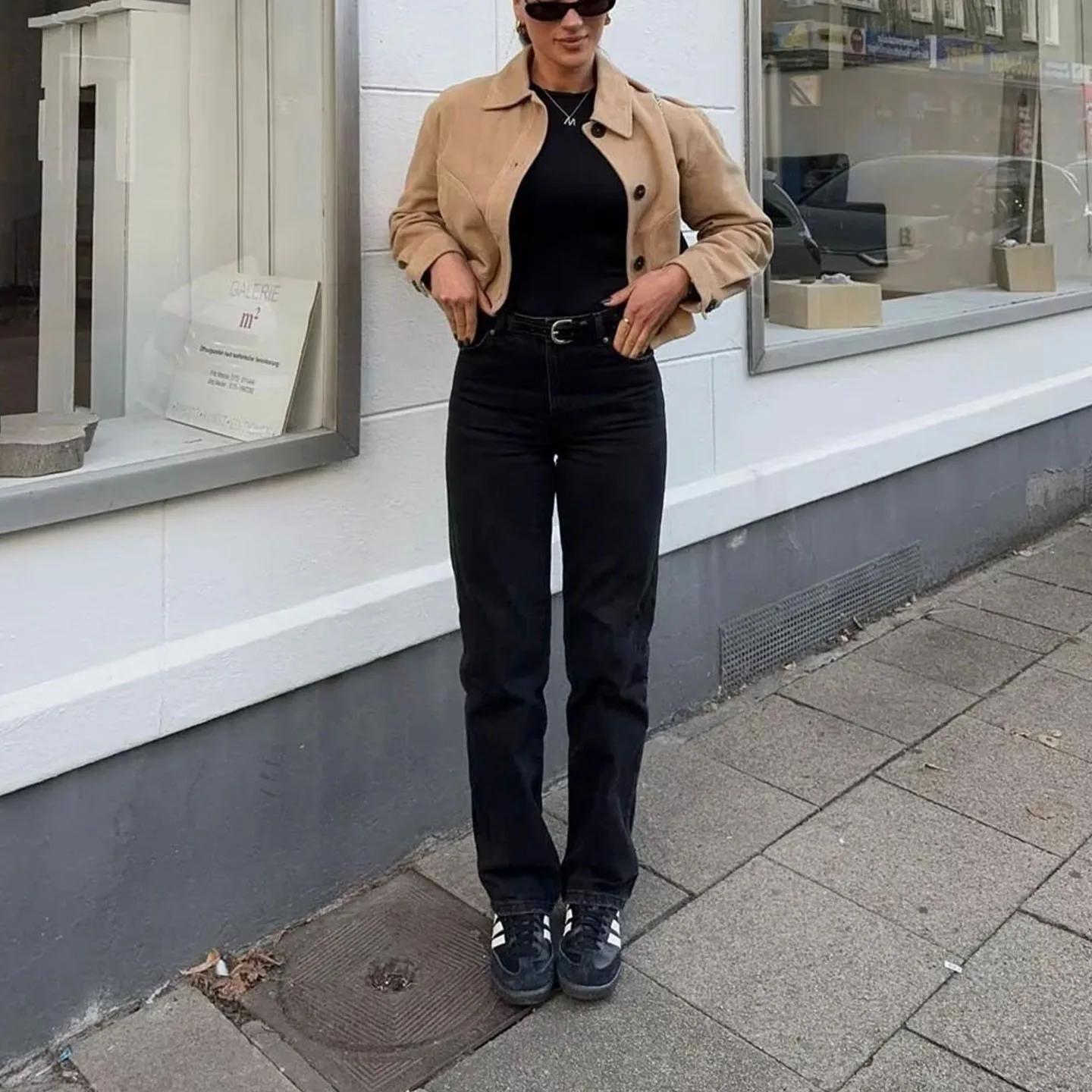 เสื้อคลุมหนังแท้แบบเรียบง่าย คอปก แขนยาว ตกแต่งกระดุม  คอลเลคชั่นใหม่ ฤดูใบไม้ร่วง 2025 แฟชั่นสำหรับผู้หญิง