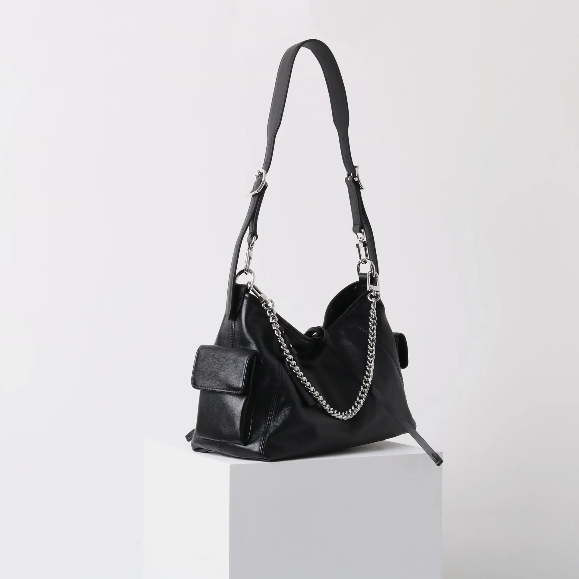 

The First Layer of Soft Cowhide 2025 New Darth Vader Mailman Bag Single Shoulder Commuter Tote Chain Genuine Leather Women's Bag