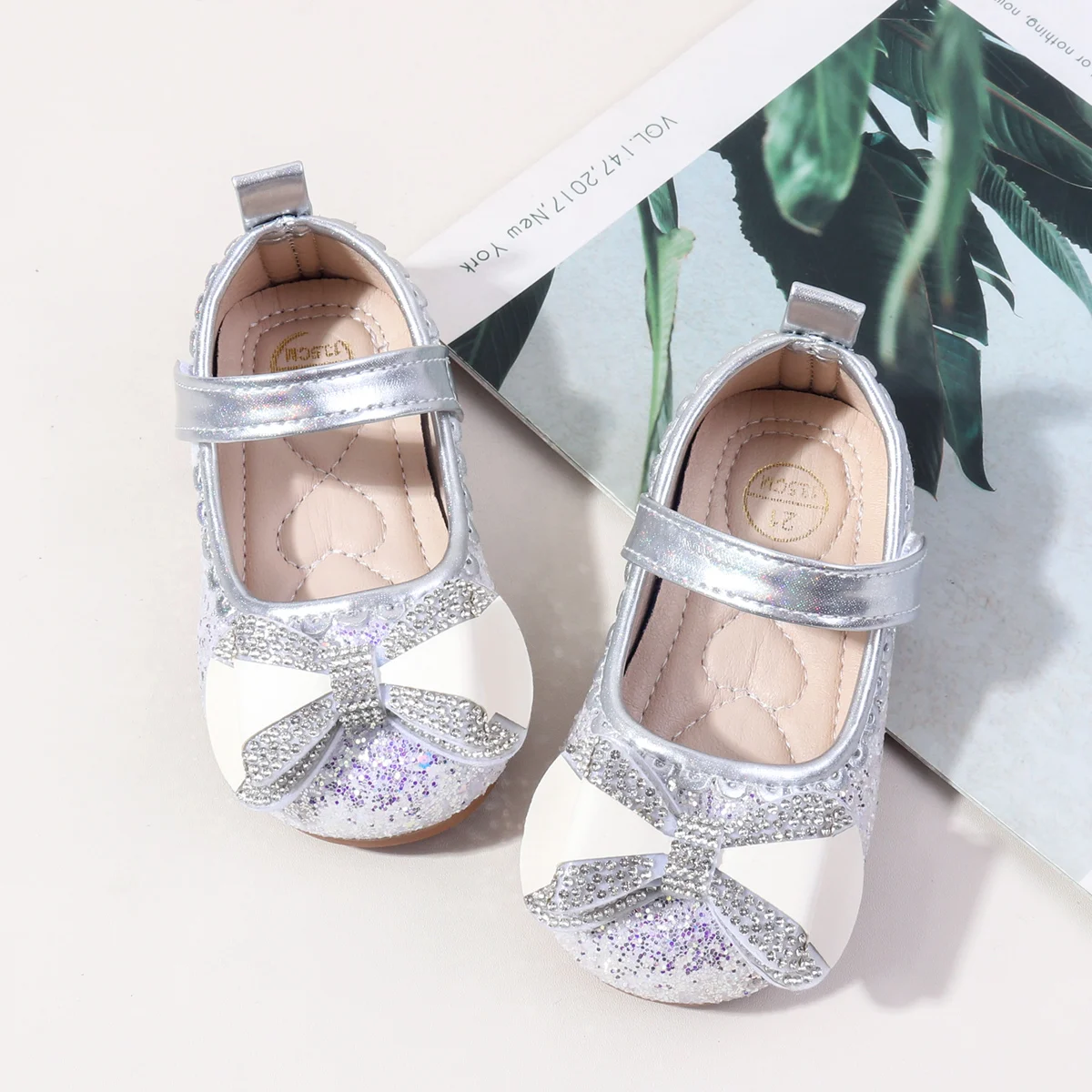 2025년 봄 0-3세 아기 캐주얼 신발 PU 가죽 크리스탈 스팽글 사계절 야외용 여아 신발 미끄럼 방지 통기성 디자인