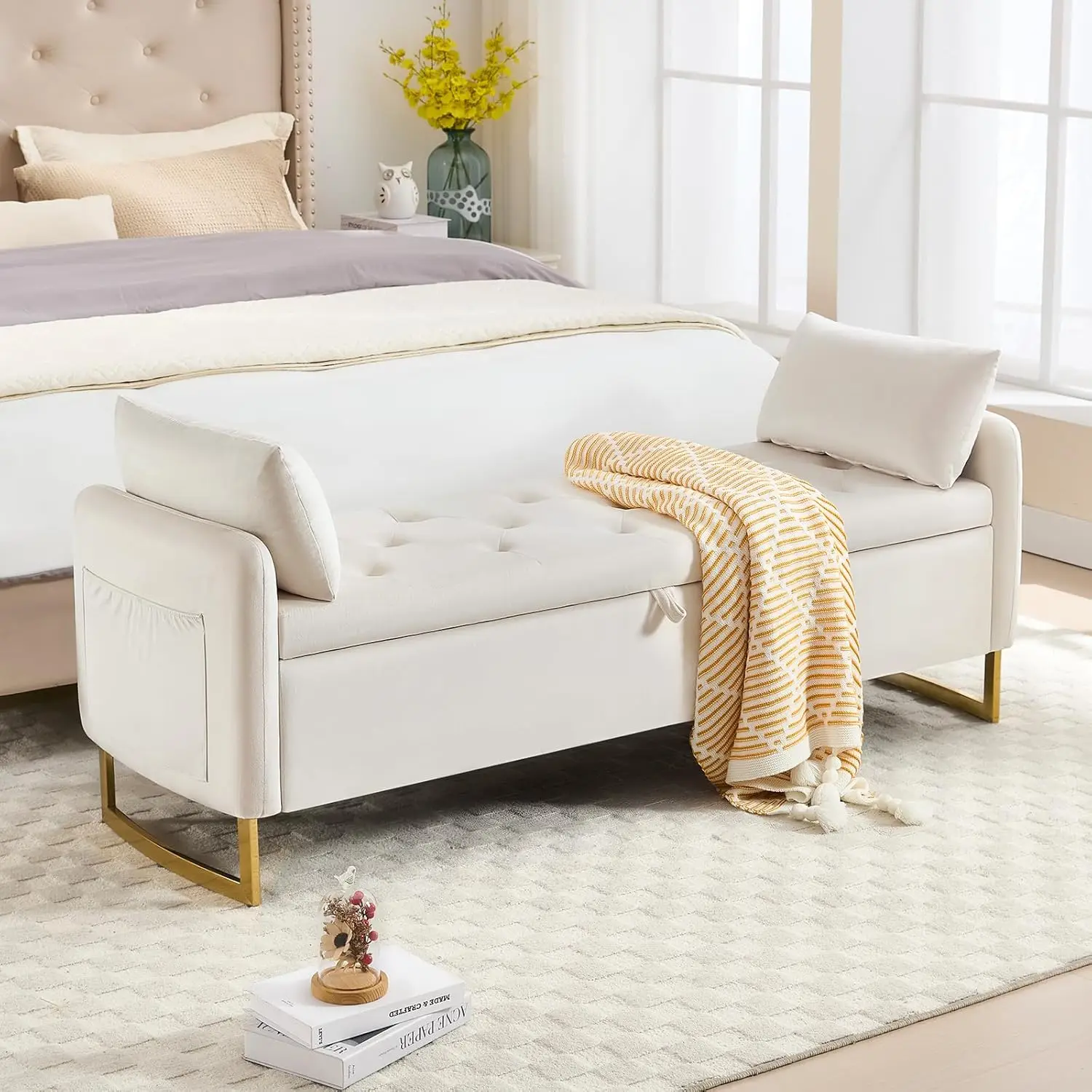 Banco de Almacenamiento de Terciopelo Beige de 65 Pulgadas, Otomana Tapizada con Patas Doradas y Brazos, 2 Cojines para Ventana de Dormitorio, Personalizable