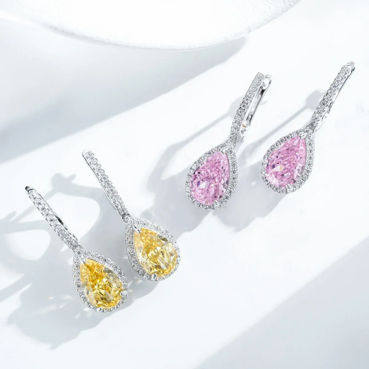 PT950 platinum earrings - teardrop-shaped stud earrings. Radiant Cut ice flower-shaped earrings.