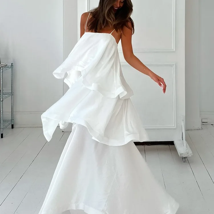 

Модное женское платье 2026 года: летнее, белое, свободного кроя, без рукавов, длиной до щиколотки, с элегантными плиссированными деталями, классическое.