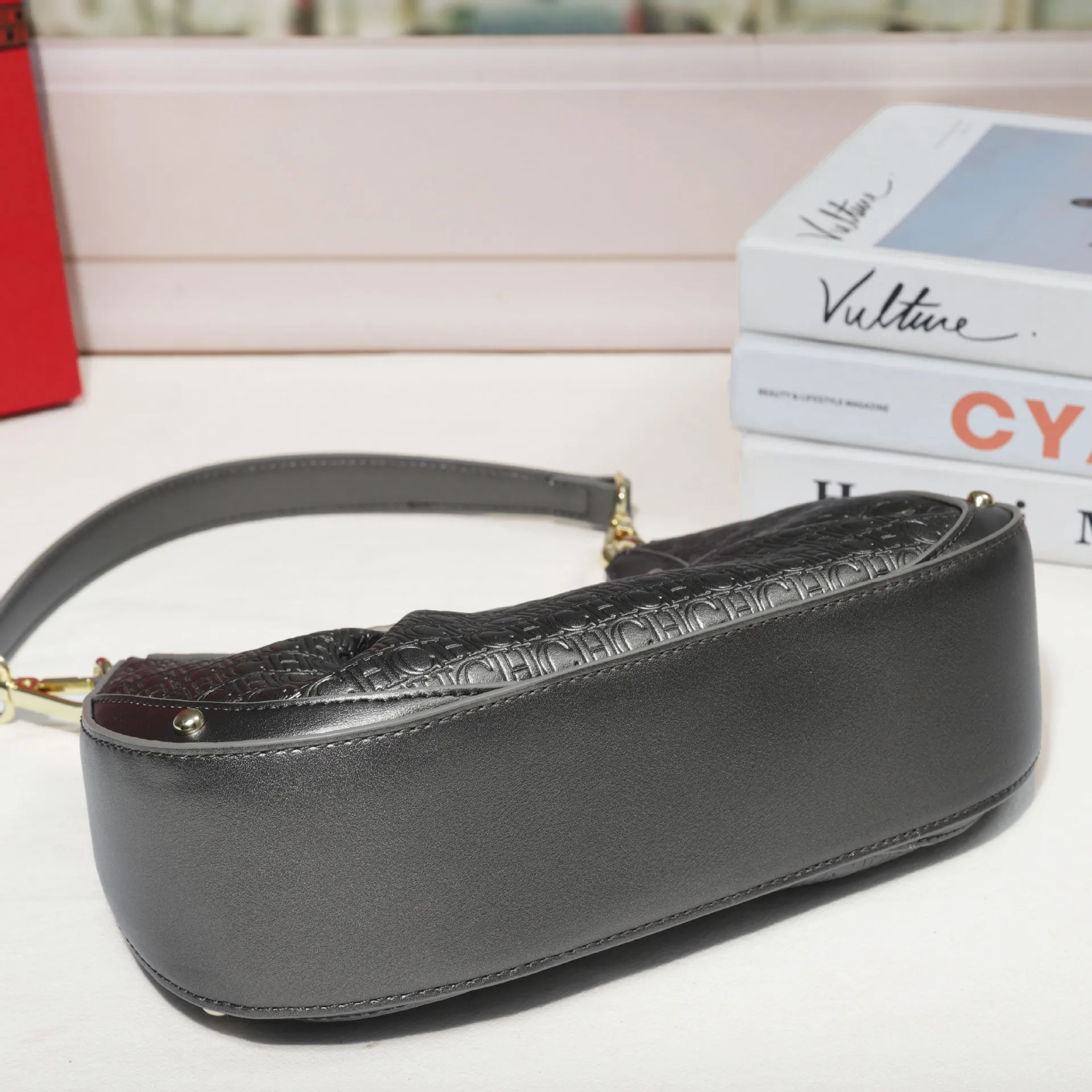 حقيبة كروس نسائية أنيقة متعددة الاستخدامات من كارولينا هيريرا، حقيبة كتف شعبية للغاية يتم ارتداؤها تحت الذراع #4