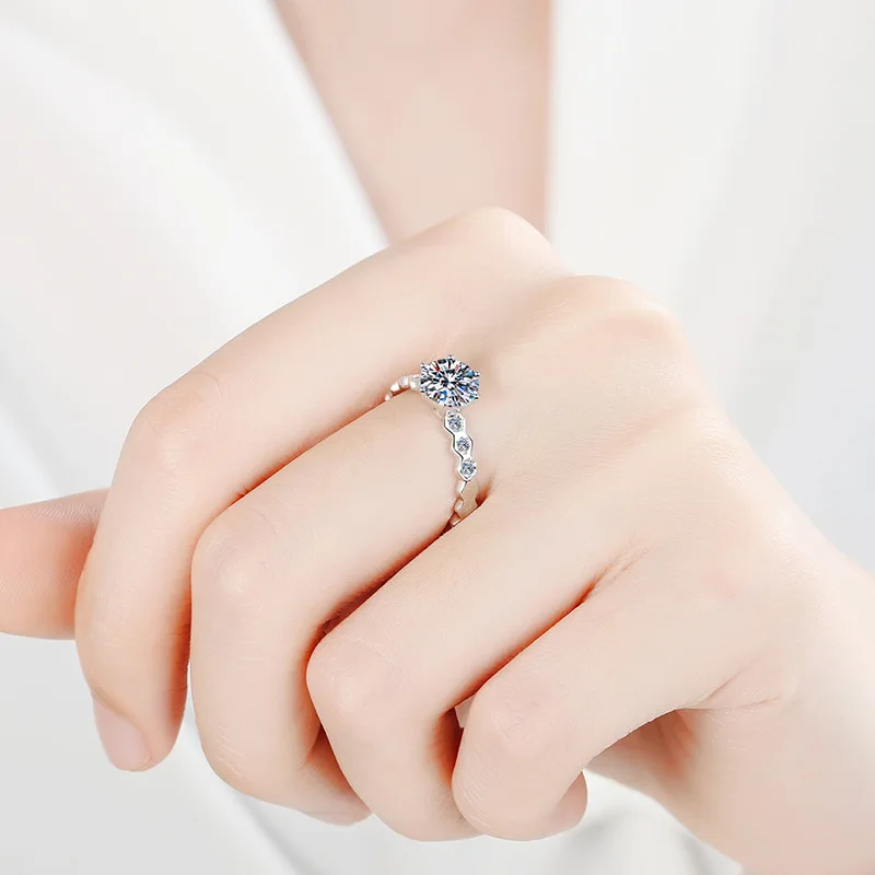 

Женское кольцо PT950 с платиновым сотовым покрытием и муассанитом 1 карат, изысканные детали, эксклюзивный дизайн, незаменимый для свиданий и поездок