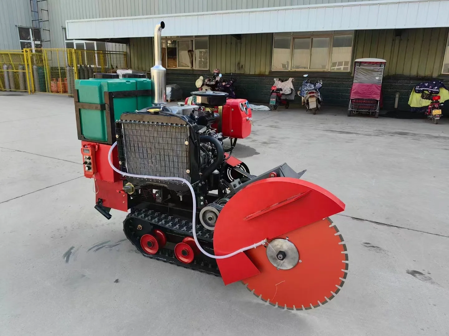 Type 38 Twin-Cylinder Crawler Road Cutter Machinery Groove Cutter Equipment Diamond Asphalt Concrete Road Cutting Machine