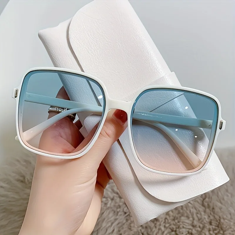 The New Square Shaped Fashionable Retro Glasses Are Suitable for Daily and Party Matching