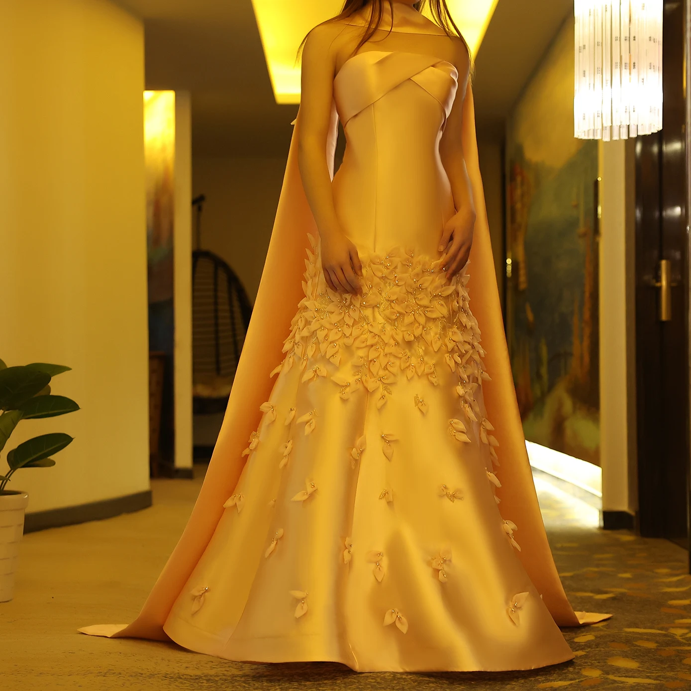 Sharon Said Luxuriöses 3D-Blätter-Abendkleid in Blush Pink aus Satin mit Meerjungfrauen-Cape, Dubai Arabisches Hochzeits- und Abschlussballkleid SS463 Maßanfertigung – Detail 7