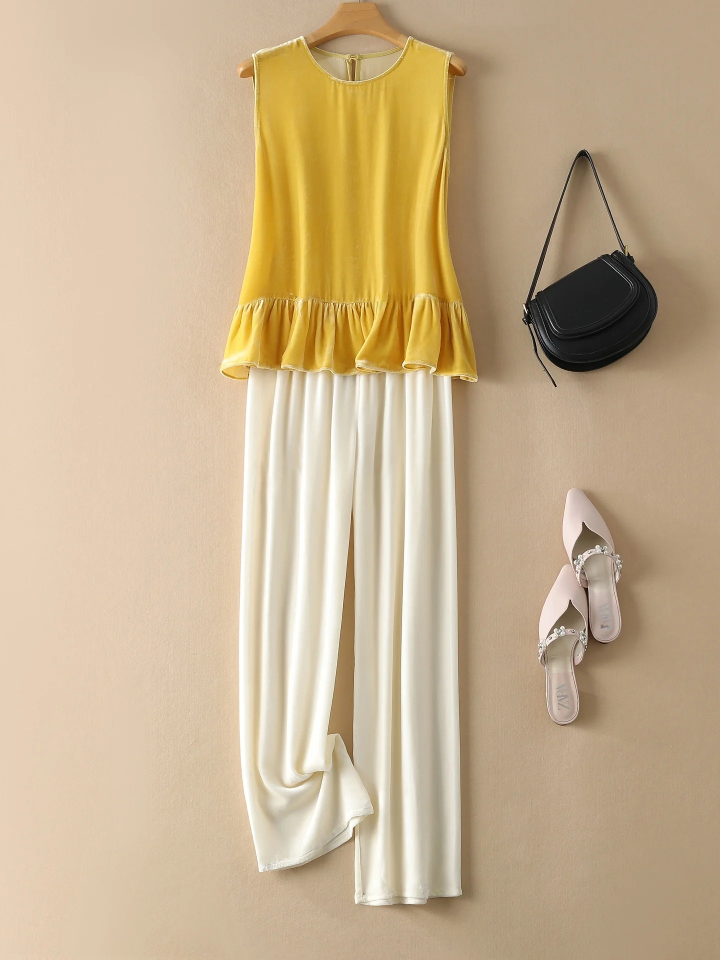 

Женский летний комплект из двух предметов: топ из шелкового вельвета с кружевной отделкой и модные брюки.