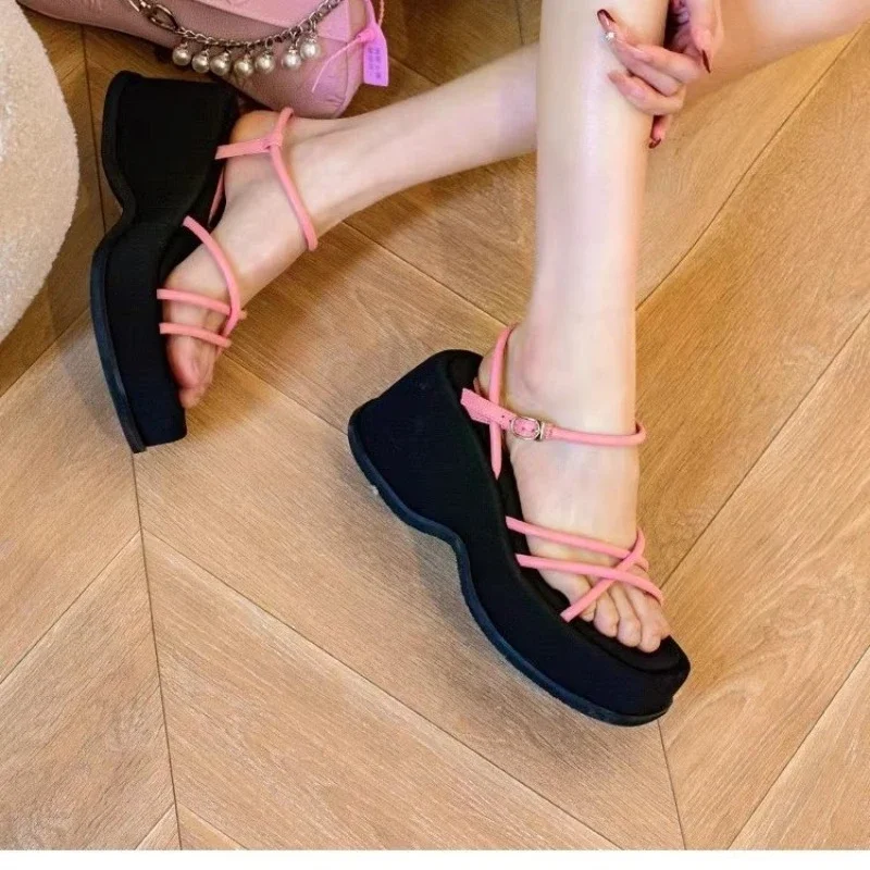 Sandały damskie Summer New 2024 Beach Fashion Sexy Flat Casual Cross-Tie Open Toe Fairy Style Narrow Band Shoes Black Rome Sandals