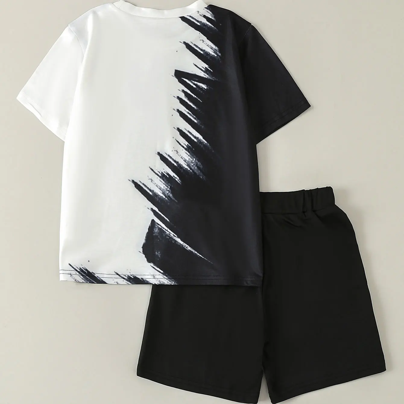 T-shirt girocollo con stampa di uccelli abbinata in bianco e nero alla moda semplice da ragazzo con set di pantaloncini tascabili pratici tutto nero