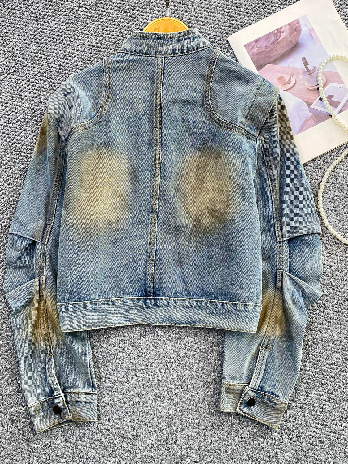 

Retro American Distred adient Long Sve Stand Collar Denim Jaet Women's Autumn Design Pleated Slimming Top