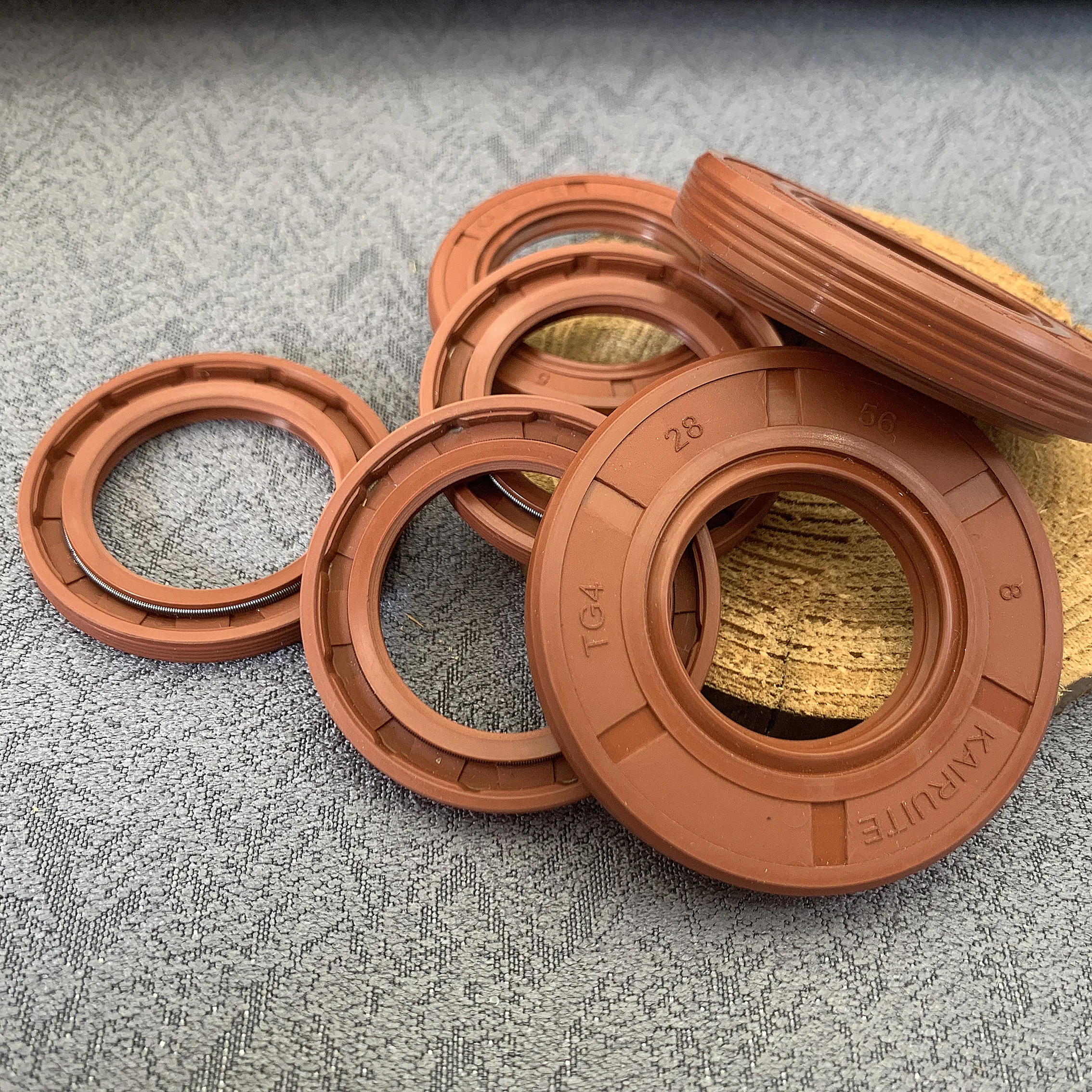 Seal oli rangkaian Fluororubber FKM tipe TG4 ID 18mm~19mm OD 25mm~40mm untuk poros berputar, tipe bibir, tahan oli/panas