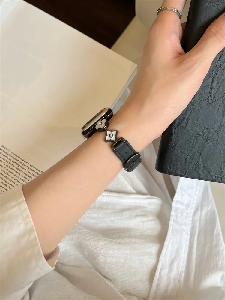 Pulseira de Couro para Apple Watch, Flor de Metal, Elegante, Mulheres de Luxo para iWatch 49Ultra, 9, 8, 7, SE, 6, 5, 4, 3, 41mm, 45 milímetros, 40 milímetros, 44 milímetros